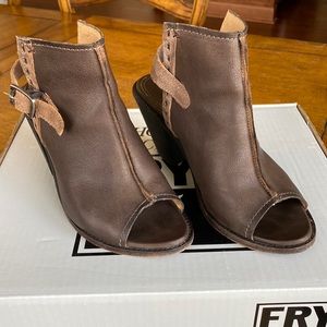 Izzy Artisan Sling Sandal in Charcoal size 7